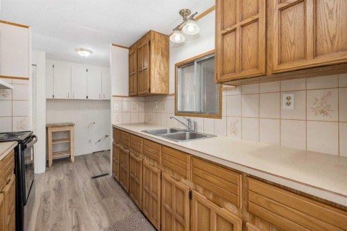 416 2 Avenue, Drumheller, AB - Indoor Photo Showing Kitchen With Double Sink