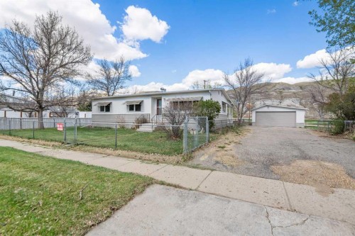 416 2 Avenue, Drumheller, AB - Outdoor