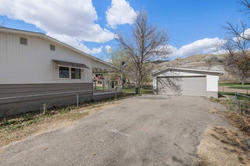 416 2 Avenue, Drumheller, AB - Outdoor