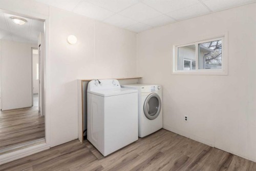 416 2 Avenue, Drumheller, AB - Indoor Photo Showing Laundry Room