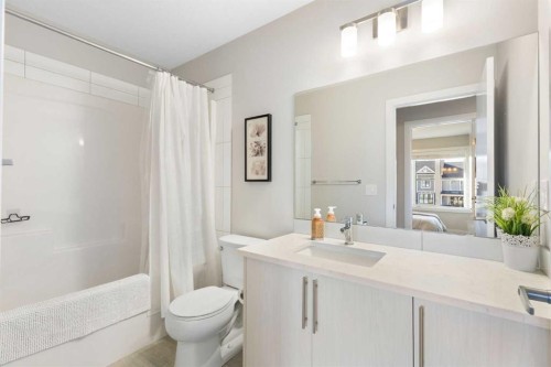 5 D'Arcy Boulevard, Okotoks, AB - Indoor Photo Showing Bathroom