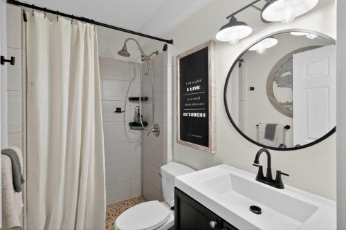 176 Chapalina Heights Se, Calgary, AB - Indoor Photo Showing Bathroom