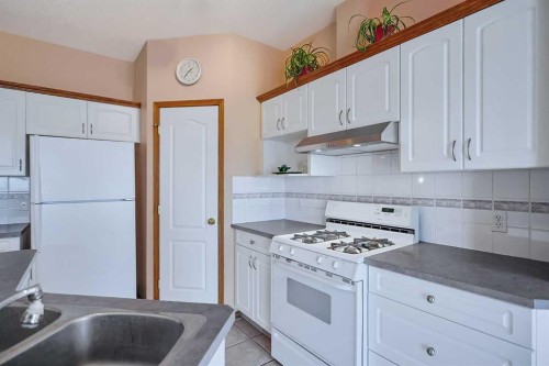 78 Hamptons Link Nw, Calgary, AB - Indoor Photo Showing Kitchen