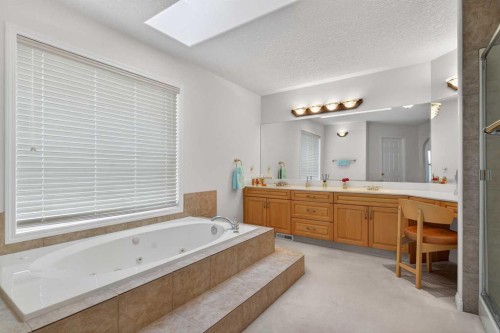 307 Hampstead Way Nw, Calgary, AB - Indoor Photo Showing Bathroom