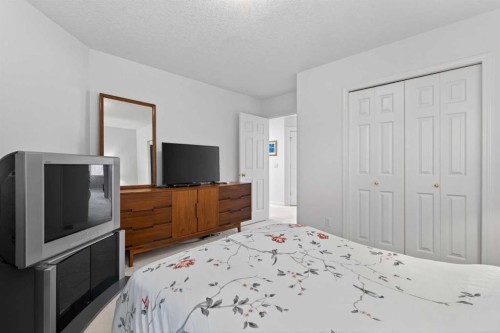 307 Hampstead Way Nw, Calgary, AB - Indoor Photo Showing Bedroom
