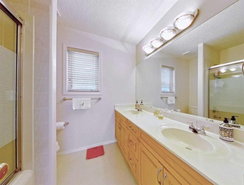 307 Hampstead Way Nw, Calgary, AB - Indoor Photo Showing Bathroom