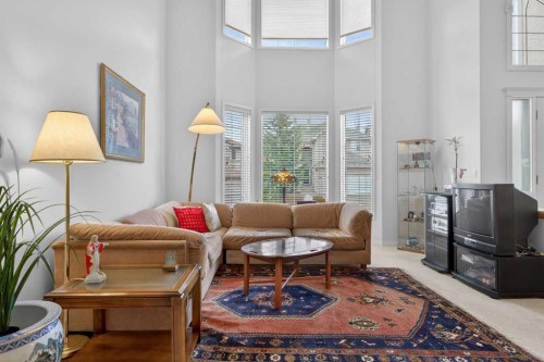 307 Hampstead Way Nw, Calgary, AB - Indoor Photo Showing Living Room