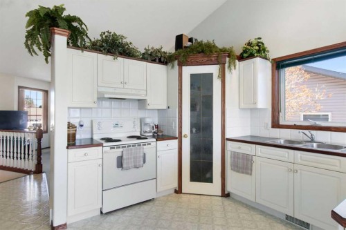 2 Madison Court, Strathmore, AB - Indoor Photo Showing Kitchen With Double Sink