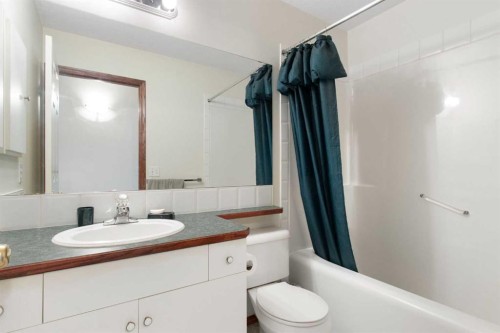 2 Madison Court, Strathmore, AB - Indoor Photo Showing Bathroom