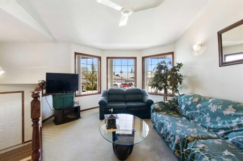 2 Madison Court, Strathmore, AB - Indoor Photo Showing Living Room