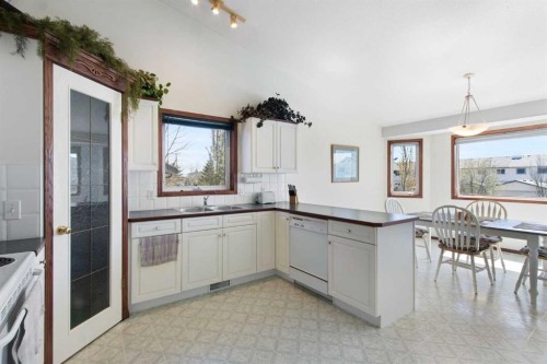 2 Madison Court, Strathmore, AB - Indoor Photo Showing Kitchen With Double Sink