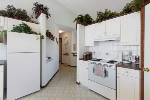 2 Madison Court, Strathmore, AB - Indoor Photo Showing Kitchen