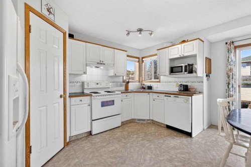 100 Tuscany Way Nw, Calgary, AB - Indoor Photo Showing Kitchen