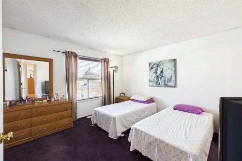 24 Chaparral Ridge Circle Se, Calgary, AB - Indoor Photo Showing Bedroom