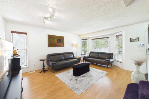 24 Chaparral Ridge Circle Se, Calgary, AB - Indoor Photo Showing Living Room