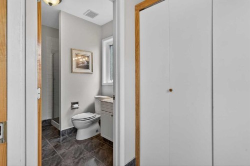 2011 6 Avenue Nw, Calgary, AB - Indoor Photo Showing Bathroom