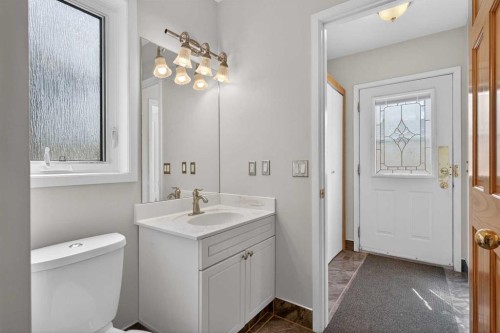 2011 6 Avenue Nw, Calgary, AB - Indoor Photo Showing Bathroom