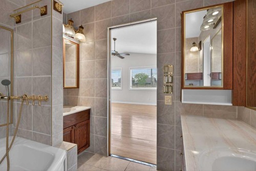 2011 6 Avenue Nw, Calgary, AB - Indoor Photo Showing Bathroom