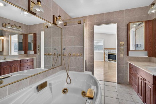2011 6 Avenue Nw, Calgary, AB - Indoor Photo Showing Bathroom