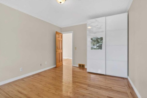 2011 6 Avenue Nw, Calgary, AB - Indoor Photo Showing Other Room