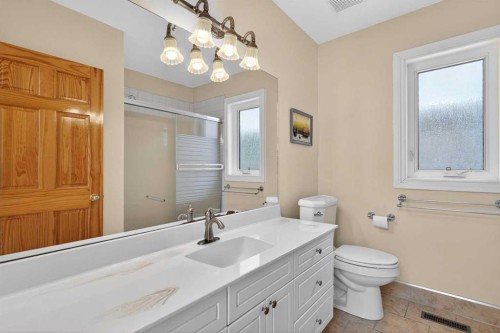 2011 6 Avenue Nw, Calgary, AB - Indoor Photo Showing Bathroom