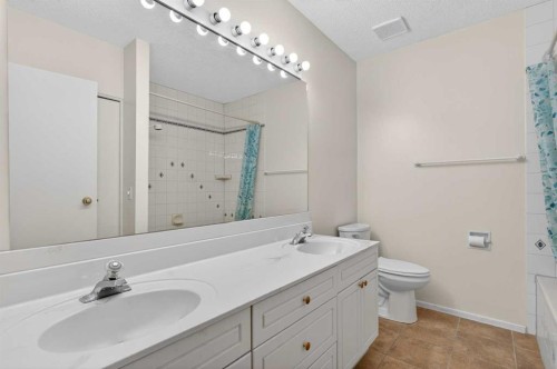 2011 6 Avenue Nw, Calgary, AB - Indoor Photo Showing Bathroom