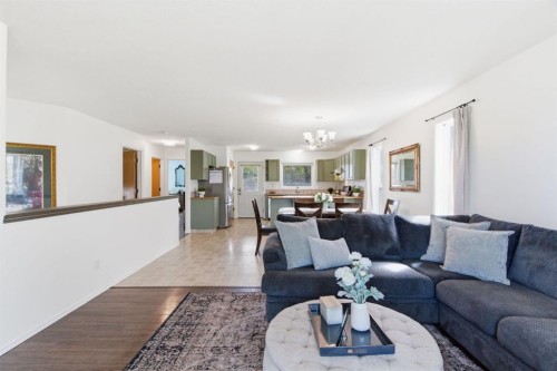 46 Valarosa Drive, Didsbury, AB - Indoor Photo Showing Living Room