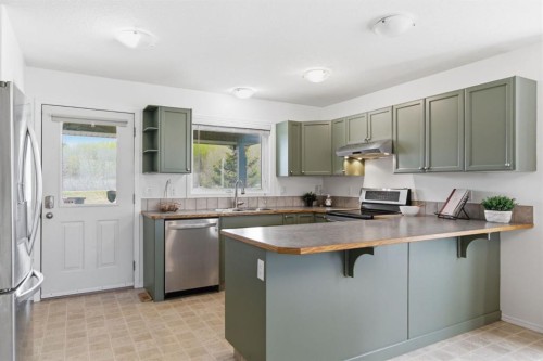 46 Valarosa Drive, Didsbury, AB - Indoor Photo Showing Kitchen With Stainless Steel Kitchen