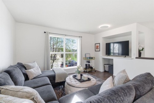 46 Valarosa Drive, Didsbury, AB - Indoor Photo Showing Living Room