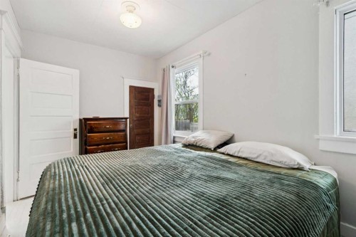 1305 20 Avenue Nw, Calgary, AB - Indoor Photo Showing Bedroom