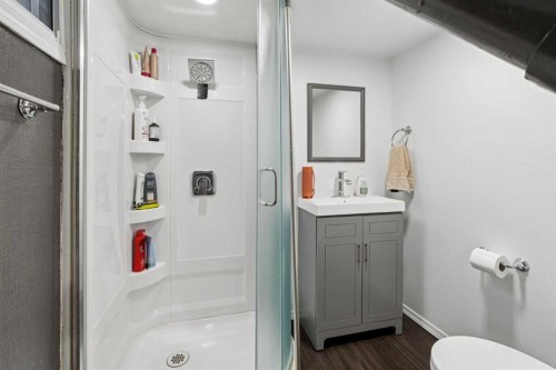 1305 20 Avenue Nw, Calgary, AB - Indoor Photo Showing Bathroom