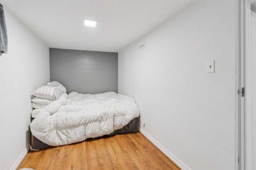 1305 20 Avenue Nw, Calgary, AB - Indoor Photo Showing Bedroom