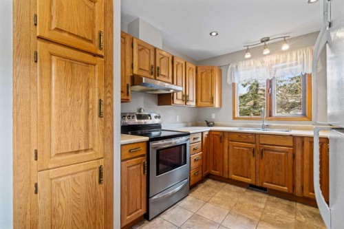28 Ranchridge Way Nw, Calgary, AB - Indoor Photo Showing Kitchen