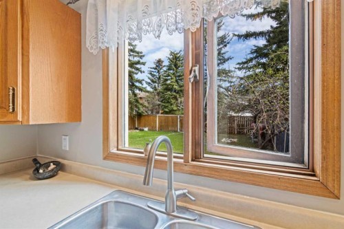 28 Ranchridge Way Nw, Calgary, AB - Indoor Photo Showing Kitchen