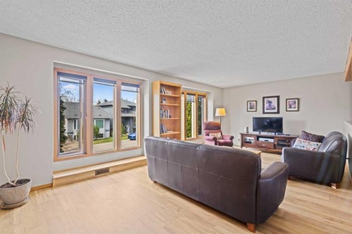 28 Ranchridge Way Nw, Calgary, AB - Indoor Photo Showing Living Room