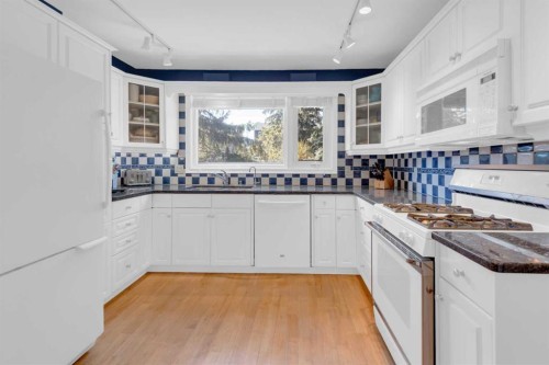 7316 Kananaskis Drive Sw, Calgary, AB - Indoor Photo Showing Kitchen