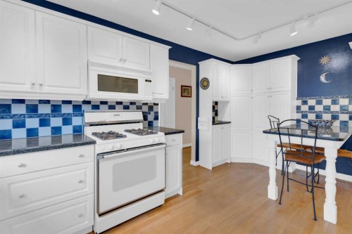 7316 Kananaskis Drive Sw, Calgary, AB - Indoor Photo Showing Kitchen