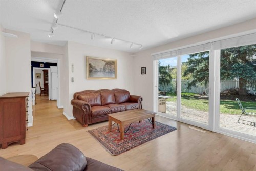 7316 Kananaskis Drive Sw, Calgary, AB - Indoor Photo Showing Living Room