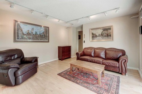 7316 Kananaskis Drive Sw, Calgary, AB - Indoor Photo Showing Living Room