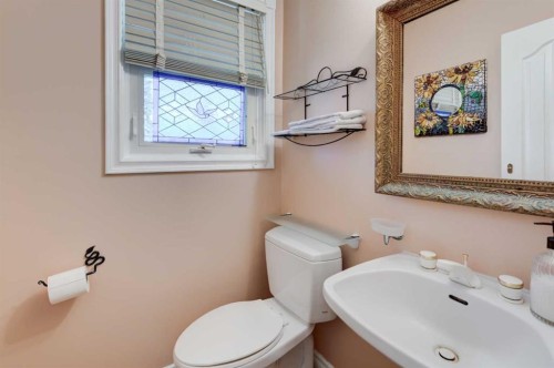 7316 Kananaskis Drive Sw, Calgary, AB - Indoor Photo Showing Bathroom