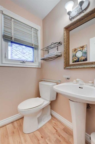 7316 Kananaskis Drive Sw, Calgary, AB - Indoor Photo Showing Bathroom