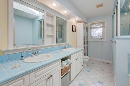 7316 Kananaskis Drive Sw, Calgary, AB - Indoor Photo Showing Bathroom