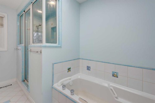 7316 Kananaskis Drive Sw, Calgary, AB - Indoor Photo Showing Bathroom