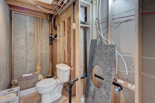 7316 Kananaskis Drive Sw, Calgary, AB - Indoor Photo Showing Bathroom