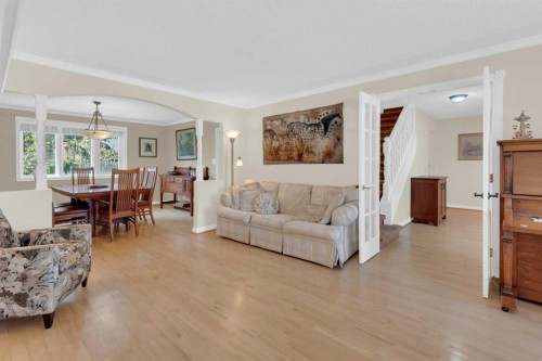 7316 Kananaskis Drive Sw, Calgary, AB - Indoor Photo Showing Living Room