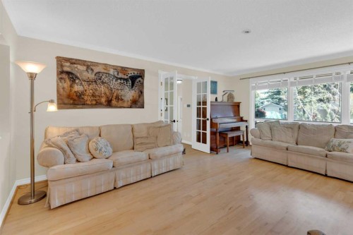 7316 Kananaskis Drive Sw, Calgary, AB - Indoor Photo Showing Living Room
