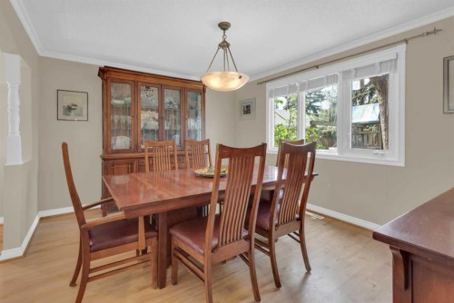 7316 Kananaskis Drive Sw, Calgary, AB - Indoor Photo Showing Dining Room