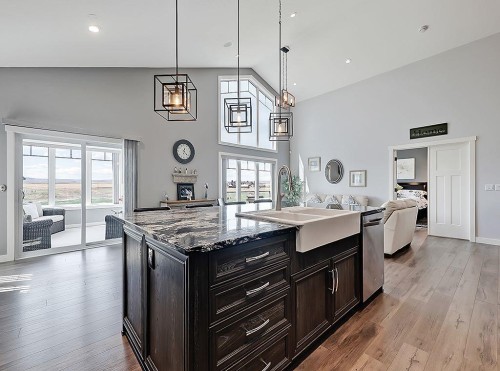 137 Westview Drive, Nanton, AB - Indoor Photo Showing Kitchen With Upgraded Kitchen