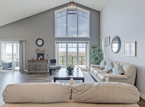 137 Westview Drive, Nanton, AB - Indoor Photo Showing Living Room