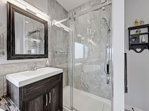 137 Westview Drive, Nanton, AB - Indoor Photo Showing Bathroom